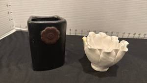 lot 1039 image: Ceramic vase 4.5 inches tall and clay floral dish