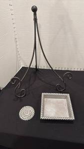 lot 1040 image: Large easel, metallic dish and coiled decor