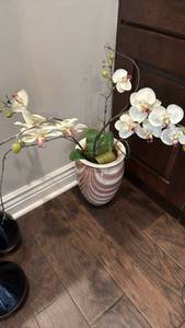 lot 1051 image: Ceramic pot 12x9 inches dia with floral stems