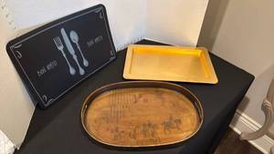 lot 1060 image: 2 serving trays and placemat