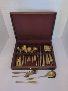 lot 1100 image: Mcm vintage Gold tone Dirilyte Dirigold flatware set with case