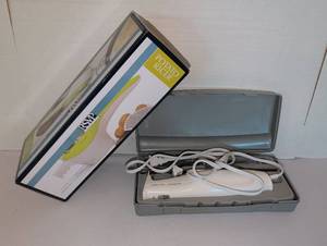 lot 1107 image: Potato ricer and electric knife
