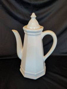 lot 1109 image: White Porcelain Octagonal Coffee Pot with Lid