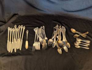 lot 1113 image: Mostly Rogers Brothers Remembrance Flatware
