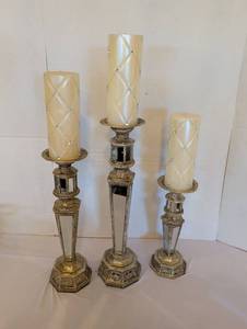 lot 1123 image: Set of 3 Mirrored Silver Pillar Candlestick Holders with Decorative Candles