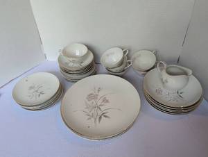 lot 1134 image: Royal Sovereign Fine China Blush Rose Dinnerware Set