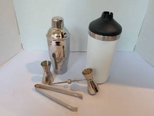 lot 1142 image: Stainless Steel Cocktail Shaker Bar Tool Set