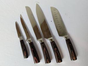 lot 1147 image: 5-Piece Damascus-Style Kitchen Knife Set with Pakkawood Handles