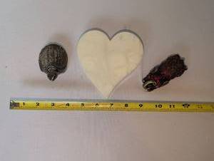 lot 1149 image: Decorative figurine set with marble heart dish