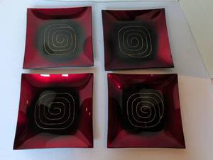 lot 1150 image: Set of 4 Ruby Red Glass Square 8 in Plates with Gold Spiral Design