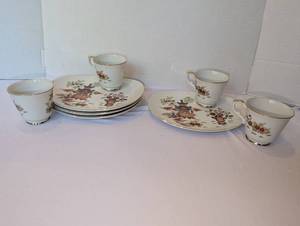 lot 1178 image: Jonas Roberts made in Japan gold rimmed mcm teacups and saucers