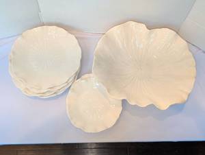 lot 1179 image: Cream water lily bowl with seven plates