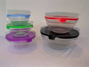 lot 1188 image: Five generic glass prep bowls and lids