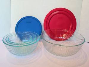 lot 1189 image: Four glass Pyrex bowls with two lids