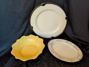 lot 1192 image: Charger, bowl and serving tray