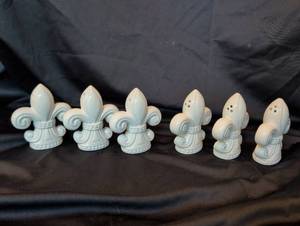 lot 1195 image: Six ceramic fleur-de-lis salt and pepper shakers. Three sets total