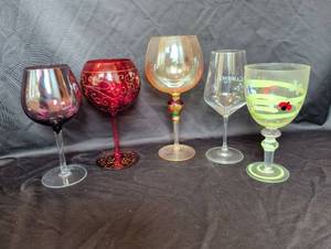 lot 1222 image: Set of 5 Decorative Stemmed Wine Glasses