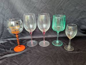 lot 1224 image: Novelty and Decorative Wine Glass Collection - Set of 5