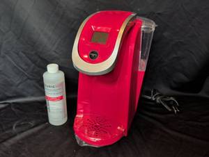 lot 1229 image: Keurig 2.0 Single Serve Coffee Maker in Red with Descaling Solution
