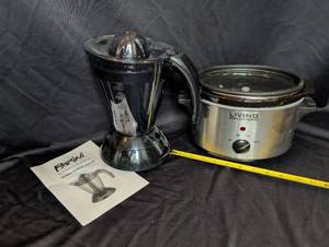lot 1236 image: Parini Citrus Juicer and Living Solutions Slow Cooker Set
