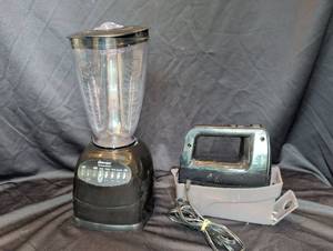 lot 1239 image: Osterizer 10-Speed Blender and Hand Mixer Set