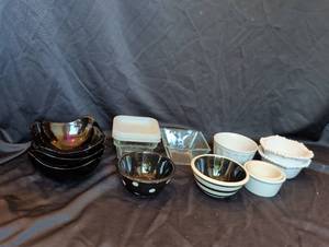 lot 1243 image: Mixed Bowl and Dish Collection
