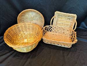 lot 1252 image: Medium Wicker bowls and baskets