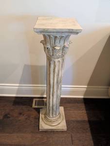 lot 1260 image: 39 in tall plaster pillar with corner damage