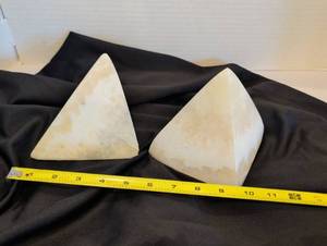 lot 1265 image: Set of 3 Polished White Onyx Stone Pyramids