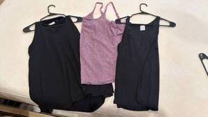 lot 1490 image: Stars Above and other ladies tops