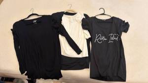 lot 1499 image: Hue and other ladies tops