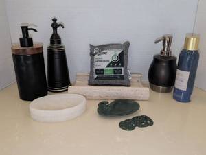 lot 1511 image: Bathroom Accessory Collection with Jade Carvings and Decor
