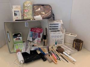 lot 1512 image: Large Beauty and Makeup Collection