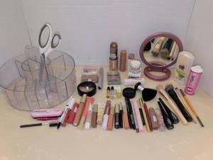 lot 1525 image: Large Mixed Cosmetics and Beauty Lot in organizer
