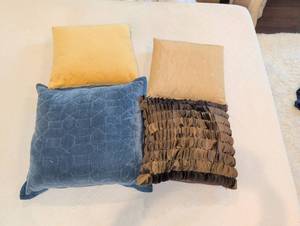 lot 1544 image: Set of 4 Decorative Throw Pillows