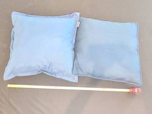 lot 1546 image: Set of 2 Blue Throw Pillows