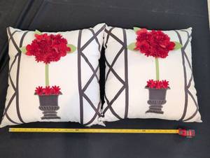 lot 1549 image: Decorative Throw Pillows with 3D Floral Topiary Design Set of 2
