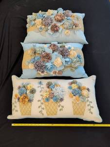 lot 1550 image: 3D Floral Applique Decorative Throw Pillow Set
