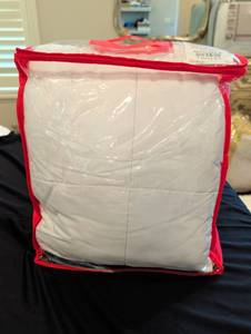 lot 1554 image: White Quilted Comforter queen
