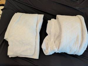 lot 1555 image: Quilted White Mattress Pads 2 (Queen)