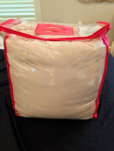 lot 1558 image: Beige Comforter Queen