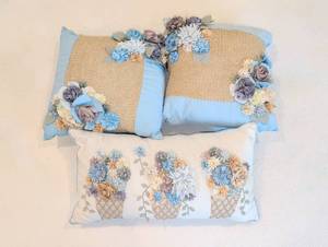 lot 1561 image: 3D Floral Decorative Throw Pillow Set matches lot 1550