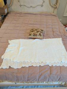 lot 1562 image: Cream Crochet Throw Blanket and Beaded Floral Decorative Pillow Set