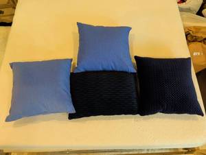 lot 1563 image: Set of 4 Decorative Throw Pillows in Blue and Navy