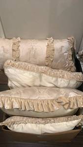 lot 1572 image: Queen coverlet with Large decorative pillows 24X24 and smaller