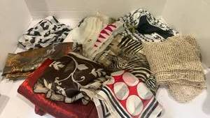 lot 1578 image: Ladies scarves