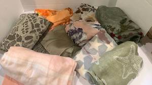 lot 1579 image: Ladies scarves