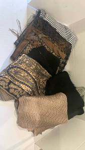 lot 1582 image: Ladies scarves