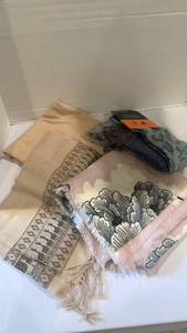 lot 1584 image: Ladies scarves