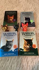 lot 1619 image: Warriors Super Edition Book Set with Figures